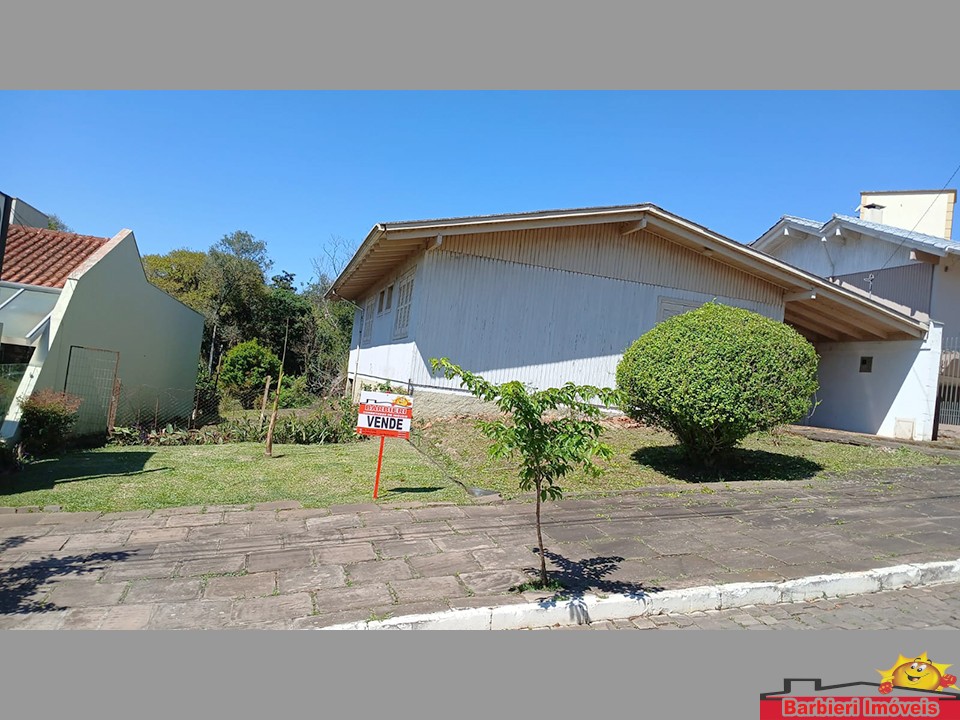 TERRENO COM ÁREA DE 1512,13m² COM CASA DE MADEIRA